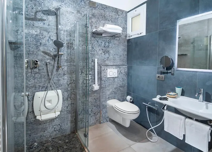 Primrose Hotel 3*
